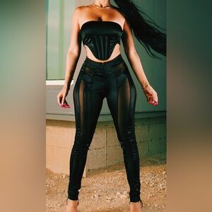 BLACK MESH PANEL CURVED WAISTBAND ZIP FRONT LEGGINGS